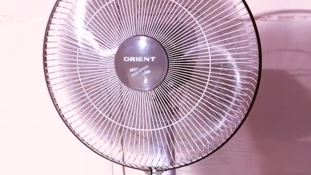 INDIA - 12 MARZO 2018: primo piano ventilatore elettrico rotante in una stanza . — Video Stock