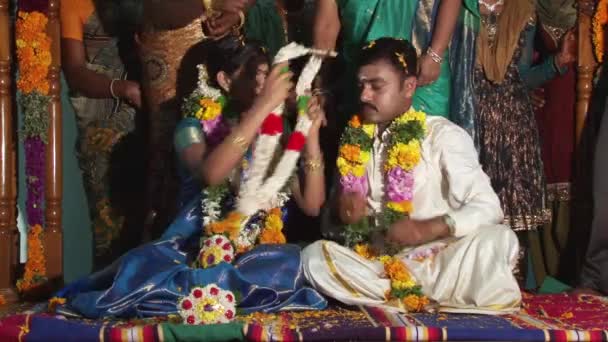 ÍNDIA - Março 15, 2018: cerimônia de casamento hindu, jogando — Vídeo de Stock