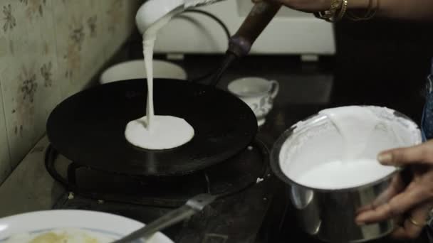 Mulher preparando café da manhã na cozinha moderna em casa — Vídeo de Stock