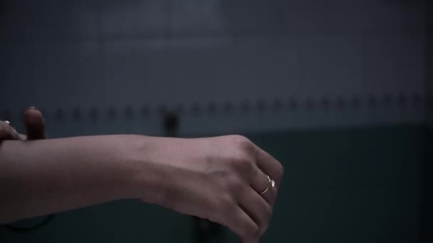 Jovem menina decolando pulseiras no banheiro — Vídeo de Stock