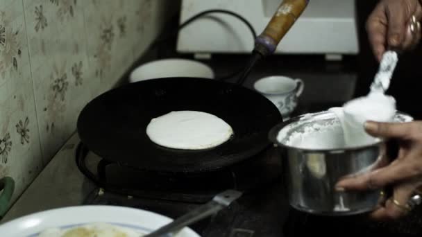 Mujer preparando el desayuno en la cocina moderna en casa — Vídeos de Stock