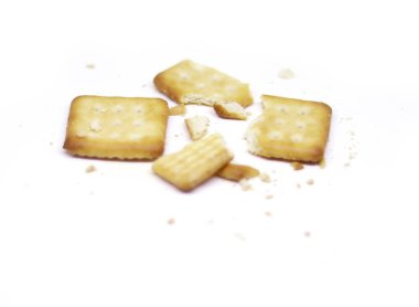 Yakın plan ezilmiş bisküviler beyaz arkaplanda izole edilmiş.