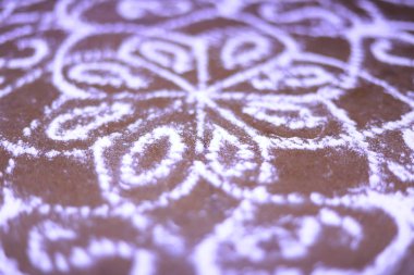 Hindistan 'da Tamil Nadu' daki Tamil Nadu 'nun bir geleneği olan Tamil Halk Evleri önünde süslenmiş bir Kolam.