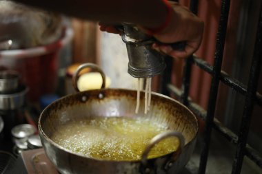 Güney Hindistan Ev Yapımı Muruk Diwali Festivali Atıştırmalıklarını Mutfakta hazırlayın