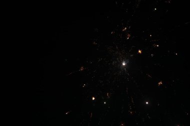 Ateş krakerleri ya da havai fişekler. Yeni yılı, Noel 'i ve Diwali' yi kutluyoruz