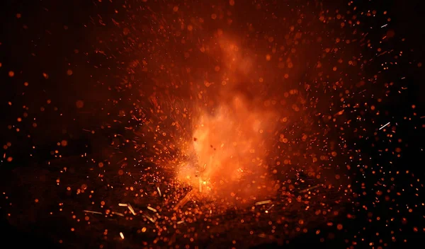 Krásná Diwali zářící petarda, oheň praskání exploze na černém pozadí — Stock fotografie