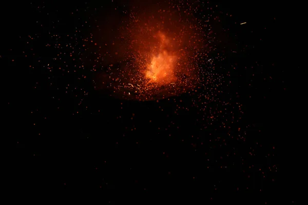 Mooie Diwali gloeiende vuurwerk, brand van cracker explosie op zwarte achtergrond — Stockfoto