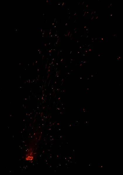 Прекрасний Дівалі, що світиться вогнегасник, вогонь вибуху крекерів на чорному тлі. — стокове фото