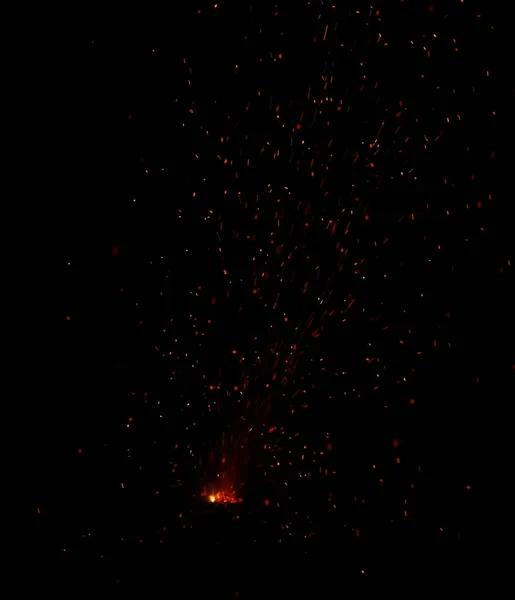 Mooie Diwali gloeiende vuurwerk, brand van cracker explosie op zwarte achtergrond — Stockfoto