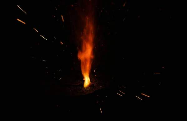 Hermoso Diwali brillante petardo, el fuego de la explosión de la galleta en el fondo negro — Foto de Stock