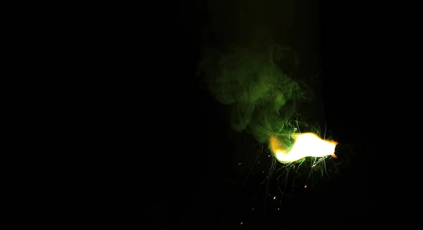 Sparkler fumaça verde em espumante com fundo escuro com fumaça cor verde na celebração deepavali / dewali — Fotografia de Stock