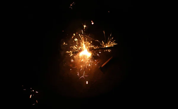 Hermoso Diwali brillante petardo, el fuego de la explosión de la galleta en el fondo negro —  Fotos de Stock