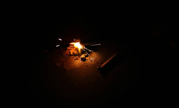 Bela Diwali Brilhante Firecracker, fogo de explosão de bolacha no fundo preto — Fotografia de Stock