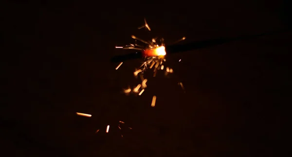 Hermoso Diwali brillante petardo, el fuego de la explosión de la galleta en el fondo negro —  Fotos de Stock
