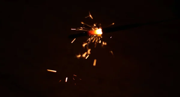 Bela Diwali Brilhante Firecracker, fogo de explosão de bolacha no fundo preto — Fotografia de Stock