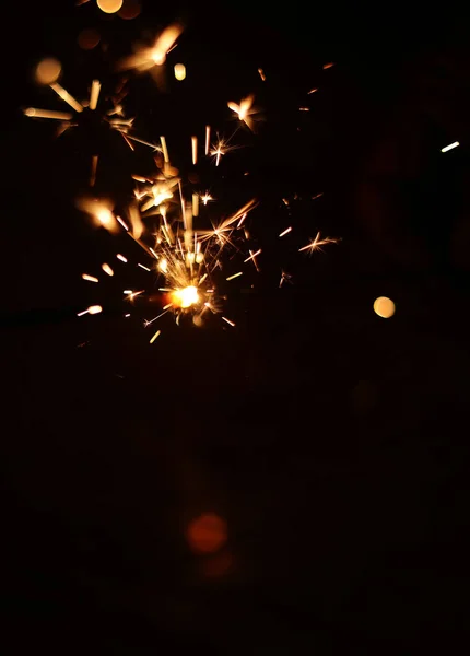 Красивый Дивали Светящийся фейерверк, огонь взрыва крекера на черном фоне — стоковое фото