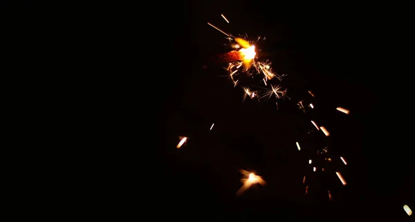 Bela Diwali Brilhante Firecracker, fogo de explosão de bolacha no fundo preto — Fotografia de Stock