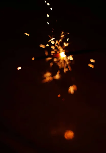 Hermoso Diwali brillante petardo, el fuego de la explosión de la galleta en el fondo negro — Foto de Stock