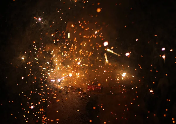 Bela Diwali Brilhante Firecracker, fogo de explosão de bolacha no fundo preto — Fotografia de Stock