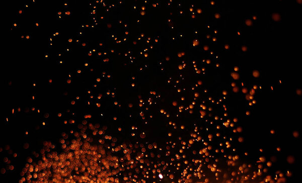 Красивый Дивали Светящийся фейерверк, огонь взрыва крекера на черном фоне
