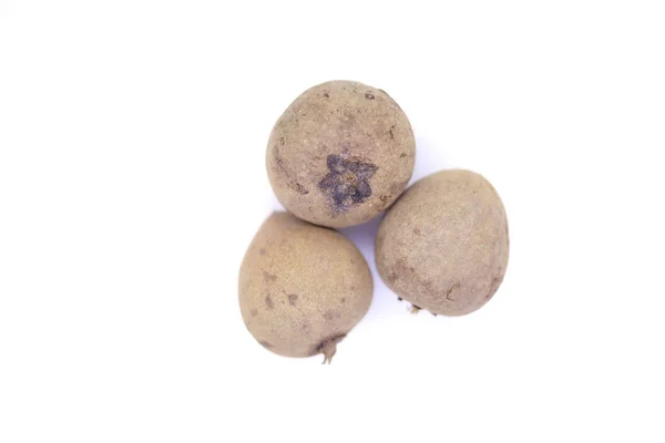 Draufsicht frische ganze Sapota-Frucht isoliert auf weißem Hintergrund — Stockfoto