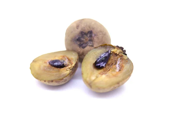 Fruta de la sapota cortada en trozos y semillas en fondo blanco —  Fotos de Stock
