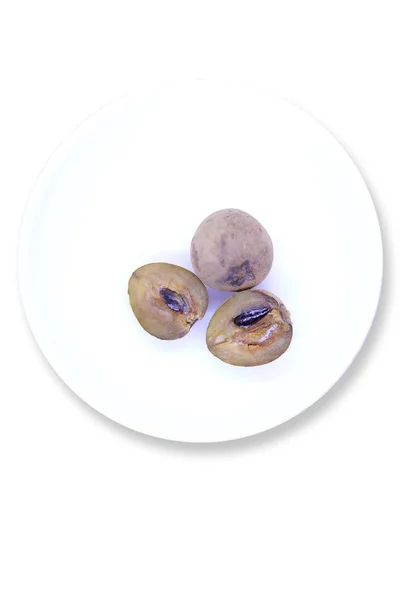Sapota-Frucht in Stücke geschnitten und Samen in Teller — Stockfoto