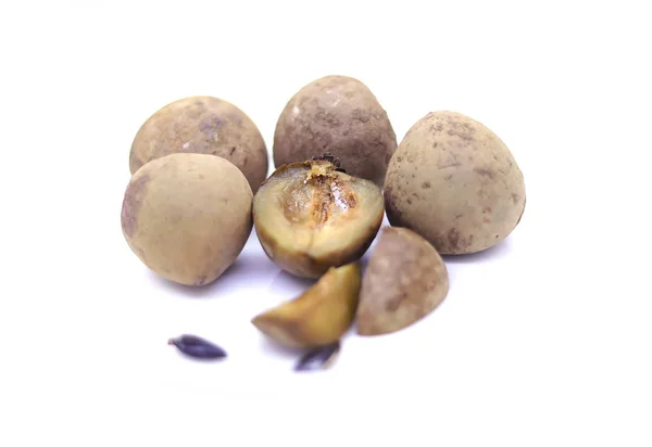 Sapota-Frucht in Stücke geschnitten und Samen auf weißem Hintergrund — Stockfoto