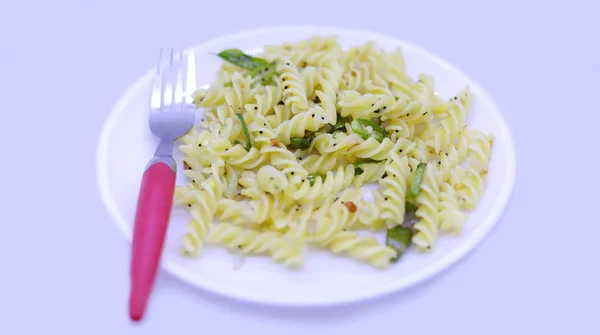 Plaat pasta met vork en kopieer ruimte op witte achtergrond, bovenaanzicht — Stockfoto
