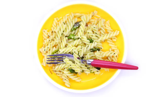 Assiette de pâtes avec fourchette sur fond blanc, vue de dessus — Photo