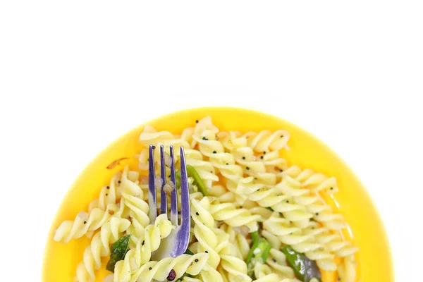 Assiette de pâtes avec fourchette sur fond blanc, vue de dessus — Photo