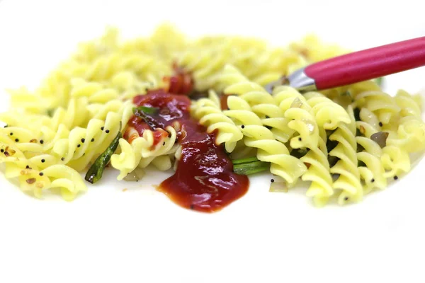 Sabroso y apetitoso clásico pasta de espagueti italiano con salsa de tomate y tenedor sobre un fondo blanco — Foto de Stock