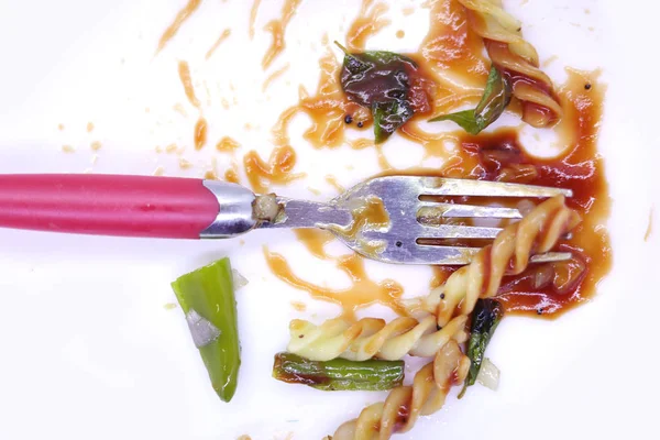 Witte vuile plaat met rode tomatensaus erop, dat betekent dat iemand klaar is of na het eten — Stockfoto