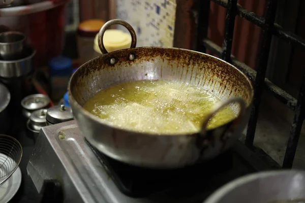 인도 집에서 만든 남부 무크 디 왈리 축제 스낵 요리를 부엌에서 준비 한다 — 스톡 사진