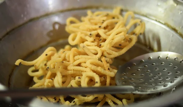 Murukku casero del sur de la India aislado en blanco con espacio de copia / Diwali snacks — Foto de Stock