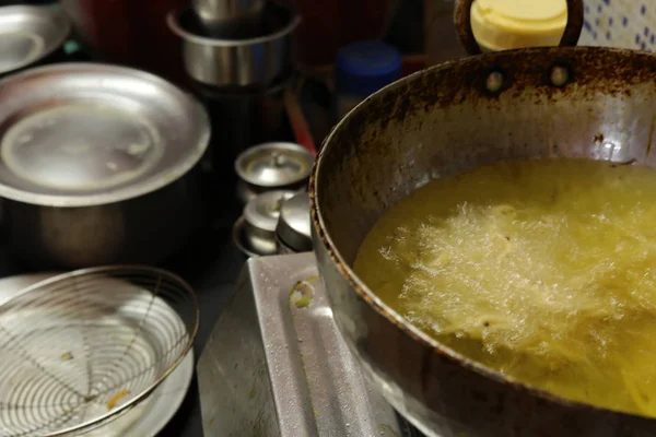 Подготовка Южно-Индийский домашний Мурук Дивали Фестиваль Закуски на кухне — стоковое фото