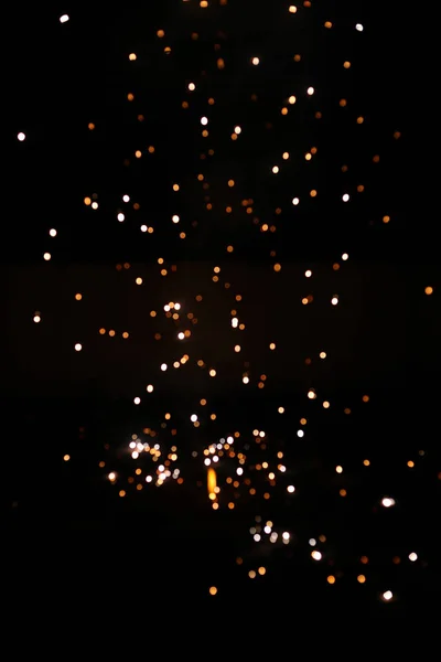 Galletas de fuego o fuegos artificiales en el cielo. celebrando año nuevo y Navidad y Diwali —  Fotos de Stock