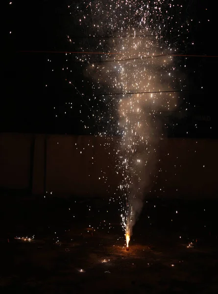 Festival de Diwali é comemorado na Índia em outubro de cada ano e é o festival hindu mais popular celebrado com fogos de artifício . — Fotografia de Stock