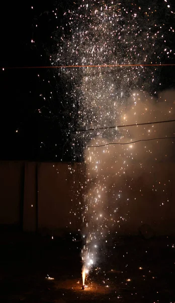 Festival de Diwali é comemorado na Índia em outubro de cada ano e é o festival hindu mais popular celebrado com fogos de artifício . — Fotografia de Stock