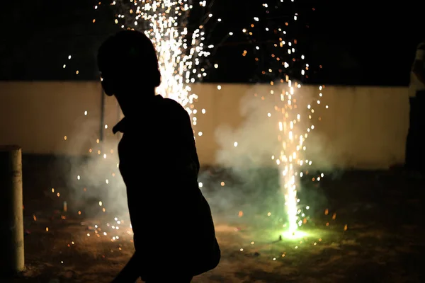 Festival de Diwali é comemorado na Índia em outubro de cada ano e é o festival hindu mais popular celebrado com fogos de artifício . — Fotografia de Stock