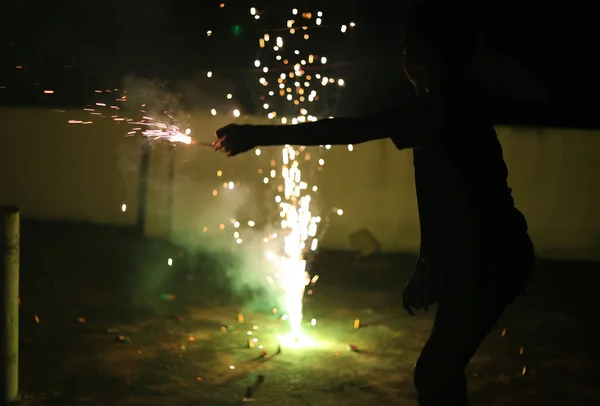 Hindistan 'da her yılın Ekim ayında Diwali festivali kutlanır ve Hindistan' ın en popüler Hint festivali havai fişeklerle kutlanır..