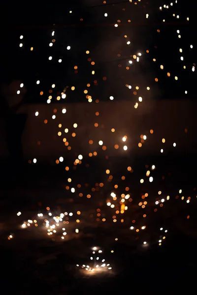 Ateş krakerleri ya da havai fişekler. Yeni yılı, Noel 'i ve Diwali' yi kutluyoruz — Stok fotoğraf