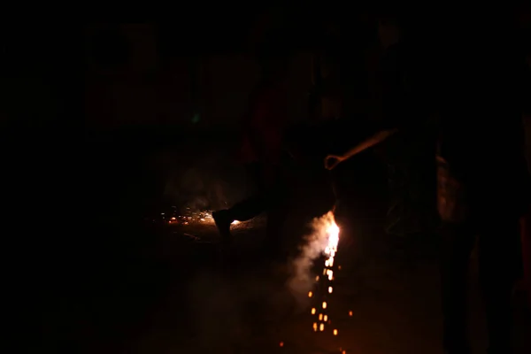 Фестиваль "Дівалі" відзначається в Індії в жовтні кожного року і є найпопулярнішим фестивалем гінду, що відзначається пожежними роботами.. — стокове фото
