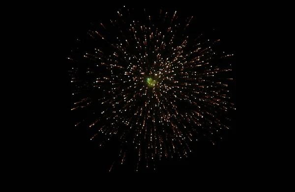 Vuur crackers of vuurwerk in de lucht. Nieuwjaar vieren en Kerstmis en Diwali — Stockfoto