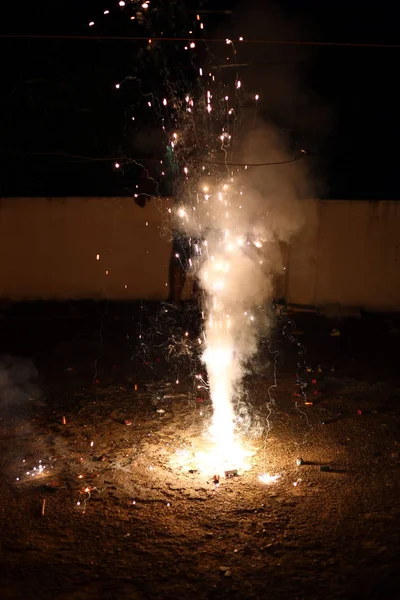 Immagine dei fuochi d'artificio del Diwali durante il propizio festival del Diwali . — Foto Stock
