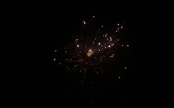 Bombeiros ou fogos de artifício no céu. celebrando o ano novo e Natal e Diwali — Fotografia de Stock