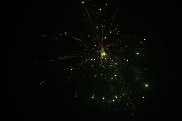 Hermosas galletas de fuego o fuegos artificiales en el cielo. celebrando año nuevo y Navidad y Diwali — Foto de Stock