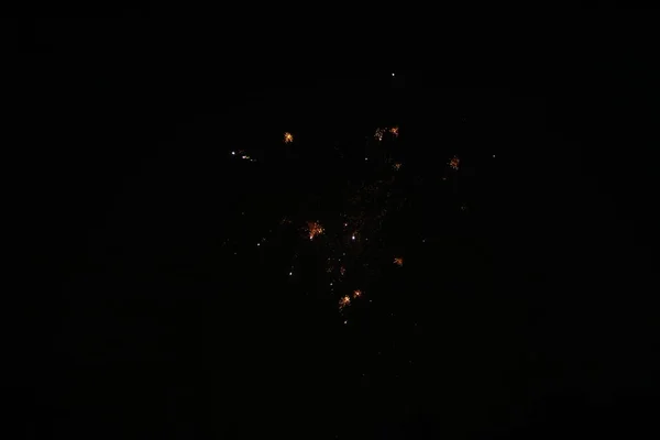 Огненные крекеры или фейерверки в небе. празднование Нового года, Рождества и Дивали — стоковое фото