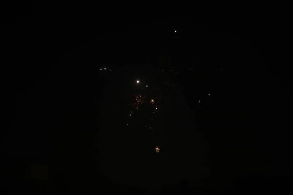 Hermosas galletas de fuego o fuegos artificiales en el cielo. celebrando año nuevo y Navidad y Diwali —  Fotos de Stock