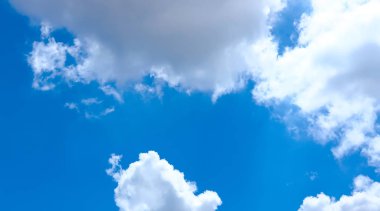 Küçük bulutlu mavi gökyüzü arkaplanı